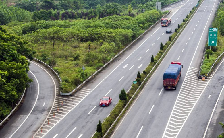 交警提醒:1,高速路上超車,長期霸佔左超車道,龜速行駛的,長期與大車