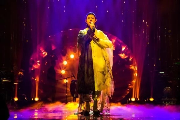 霍尊亮相《歌手》踢馆,演唱古风歌曲惊艳全场,穿着让张韶涵羡慕