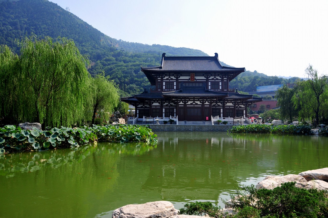 华清池拥有名山和胜水,更因唐玄宗和杨贵妃的爱情故事而驰名中外