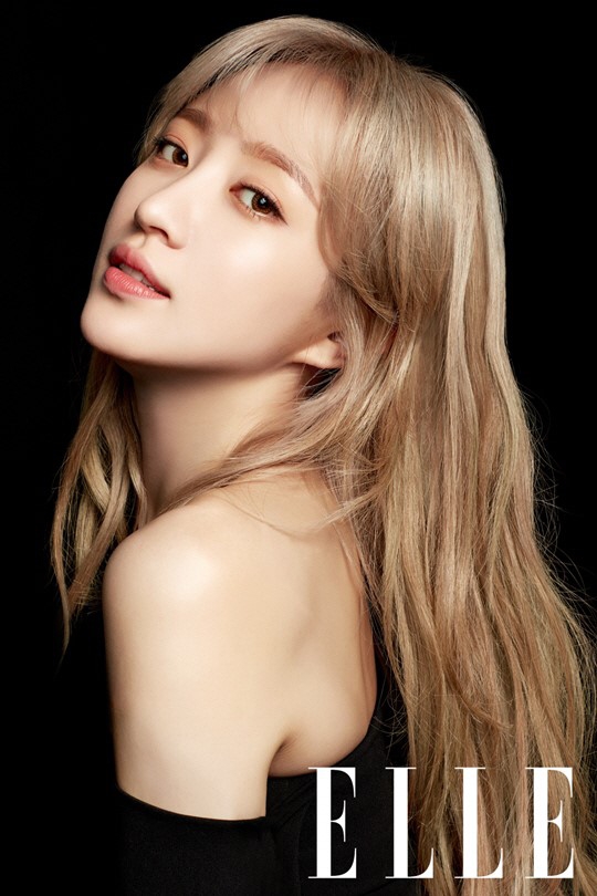 组图:hani拍美妆写真登时尚杂志 露香肩魅力迷人