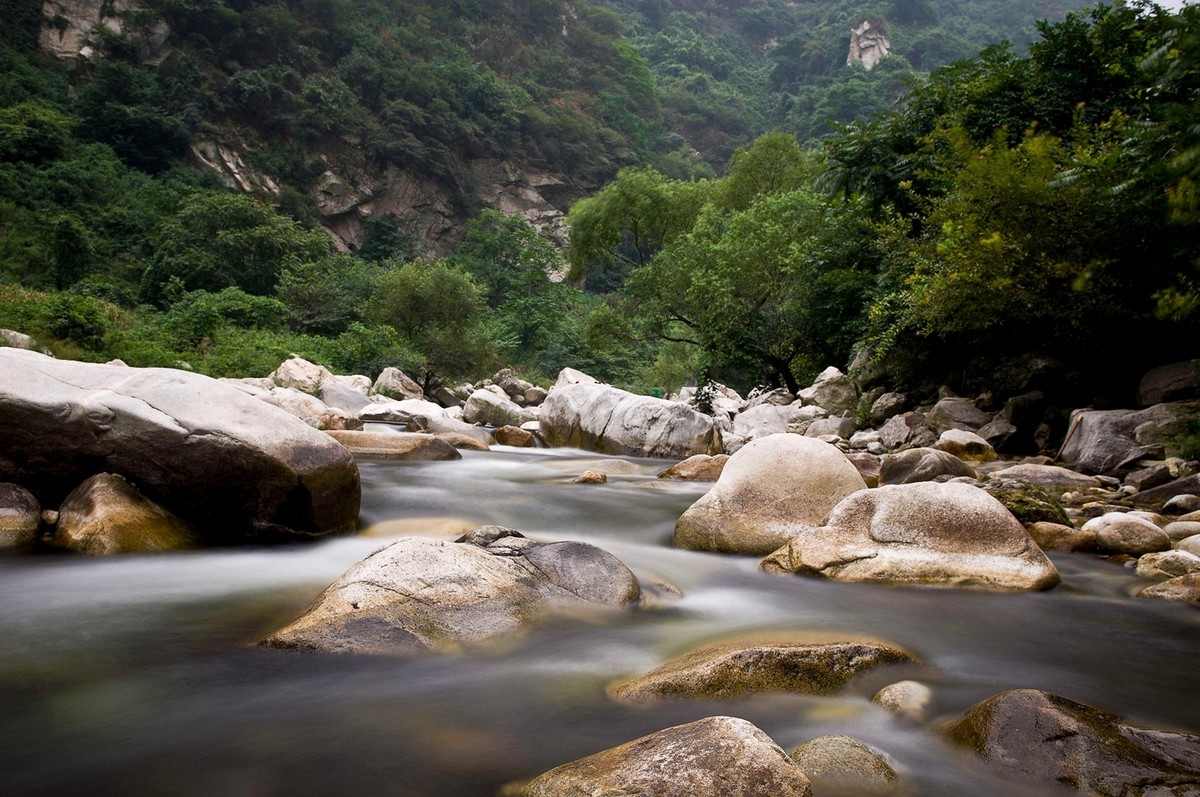 这里山水相映成趣,以水景为胜,最富动感壮观的就是高冠瀑布