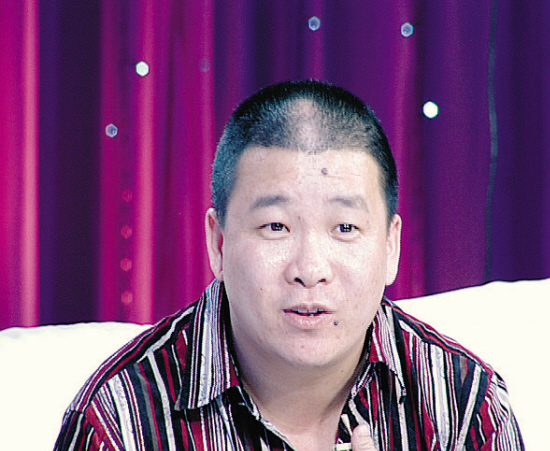 孙小宝遇到了创作上的瓶颈,节目被迫终止,如今靠走穴为生