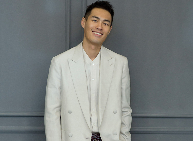 杨祐宁演绎早春时髦 网友:"简直是行走的衣架!