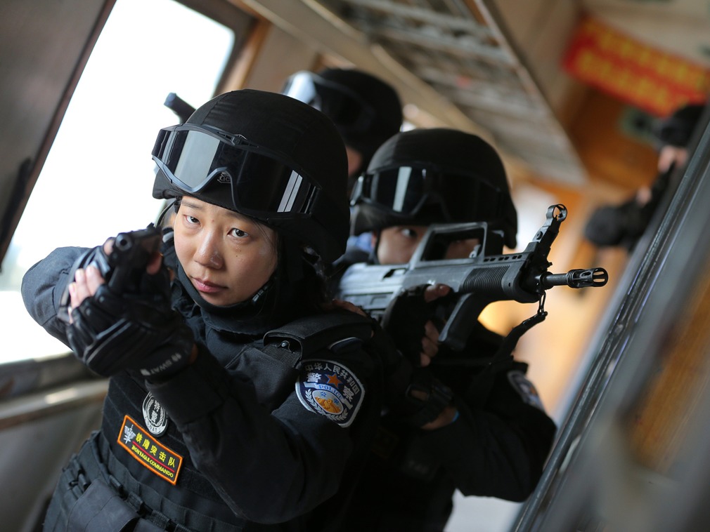 中国"铁道飞虎"女特警队长 带领男警员进行武装训练