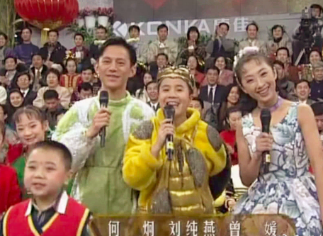 何炅23年前的毛毛虫旧照好可爱!与如今43岁的他比起来丝毫未变