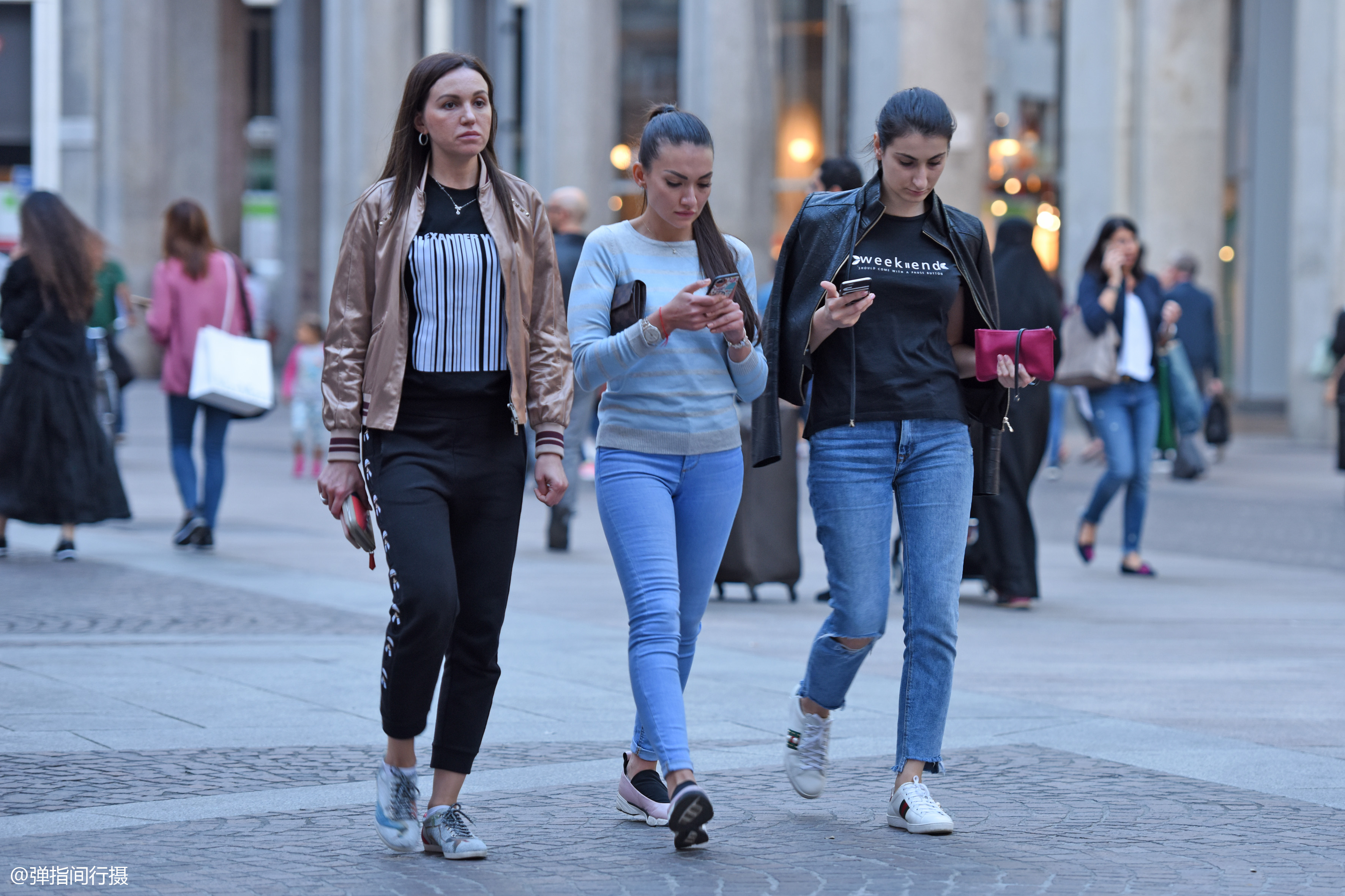 三八节带你看意大利街头的奔放美女,男同学大都喜欢最后一个!