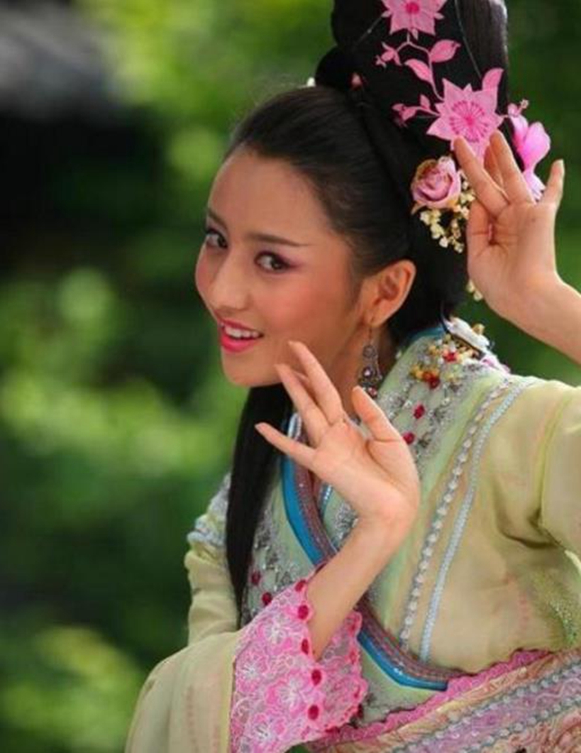 古装剧女星翘兰花指:范冰冰妖娆,陈乔恩霸气,她经典到难以超越