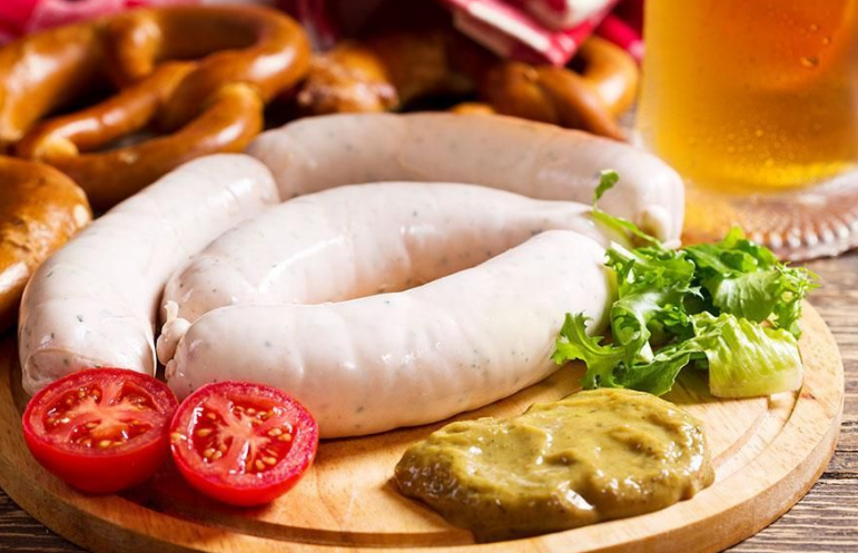 白香肠 白香肠是德国香肠的代表品种之一,由剁碎的小牛肉和腌猪肉制做