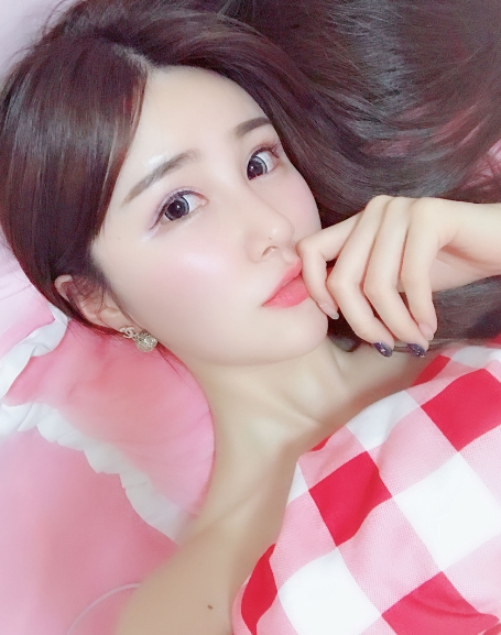躺着被窝里自拍的女神