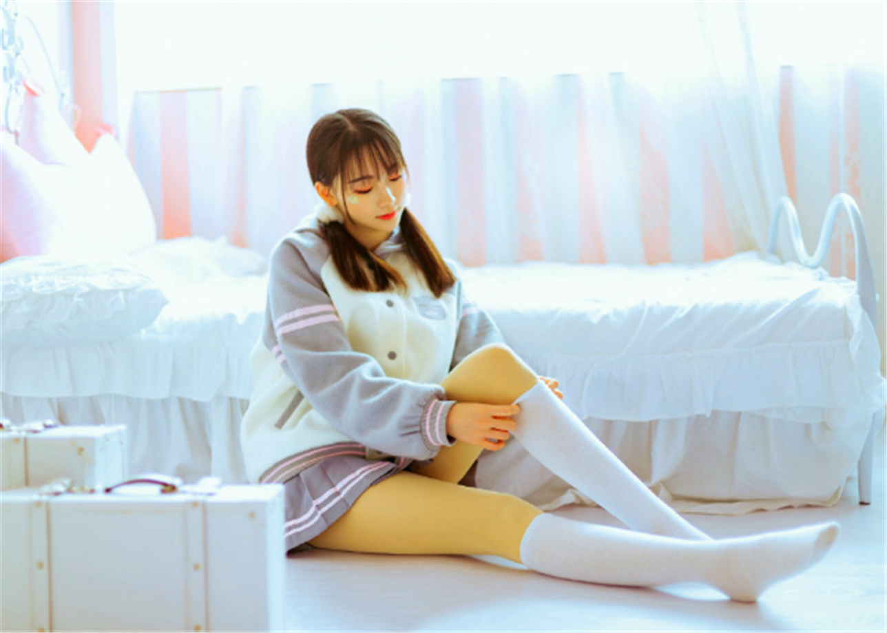 美女写真:未成年少女第二弹,这性感的小嘴,是你喜欢的类型吗?