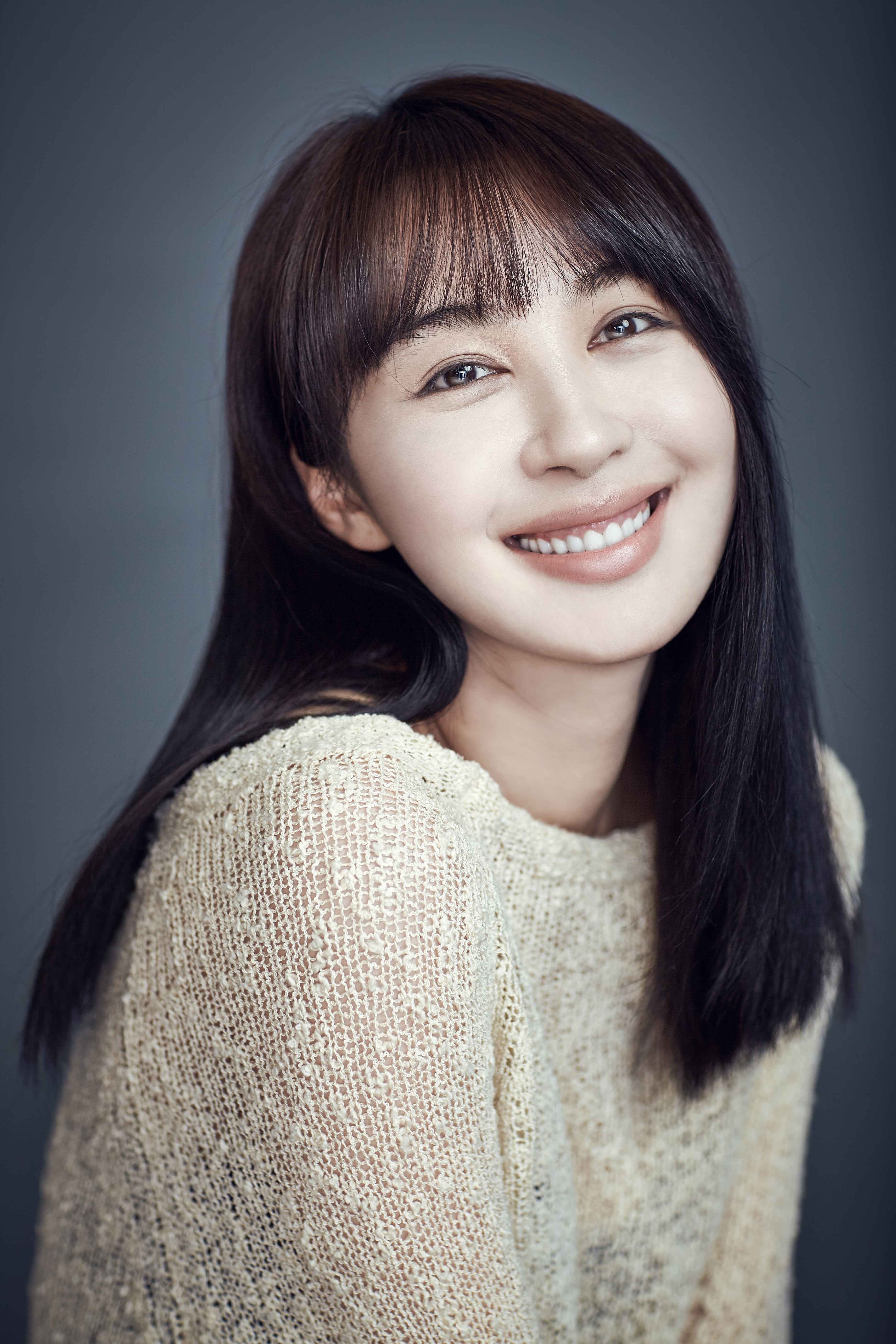 巧笑倩兮,美目盼兮!她是笑容最具治愈力的女星