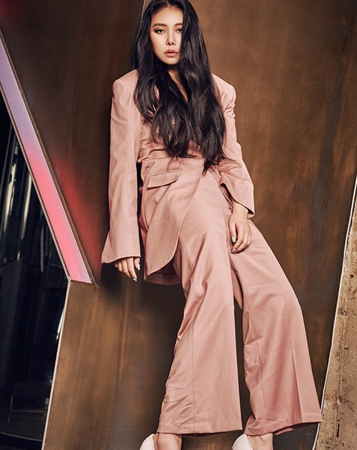 近日,韩国歌手cheetah拍摄了一组时尚写真,展现了她特有的强大气场和