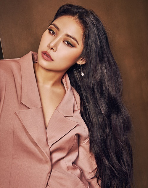 近日,韩国歌手cheetah拍摄了一组时尚写真,展现了她特有的强大气场和