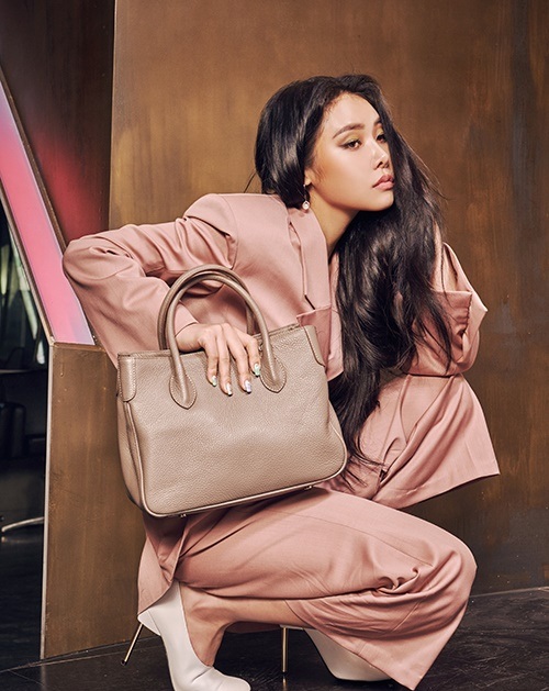 近日,韩国歌手cheetah拍摄了一组时尚写真,展现了她特有的强大气场和