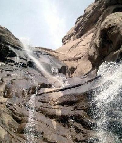 梅力更风景区的风光奇特,山石峻峭,瀑布奔流,景色迷人