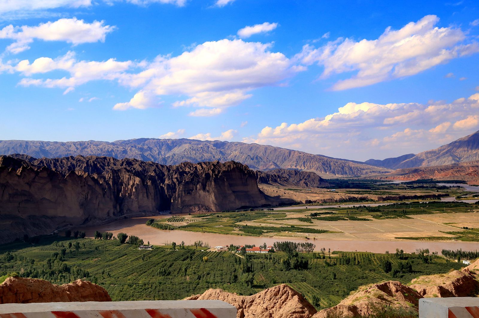 黄河石林景区将黄河,石林,沙漠,戈壁,绿洲,农庄等多种资源巧妙结合在