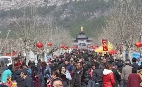 今年的白佛山庙会换地方了,依然人山人海!