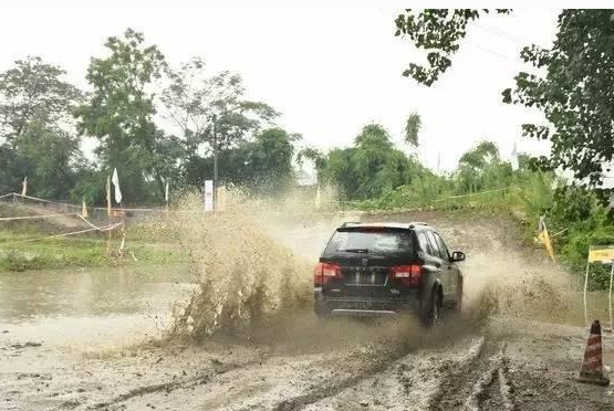 开车走泥泞道路有什么技巧 换挡加速有讲究