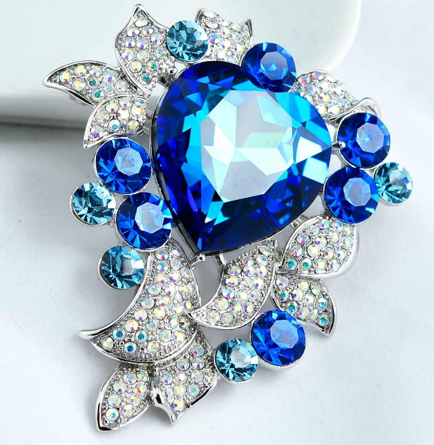 选这款胸针:爱情运势 今年爱神会不断地将甜蜜,快乐运送到你的身边.