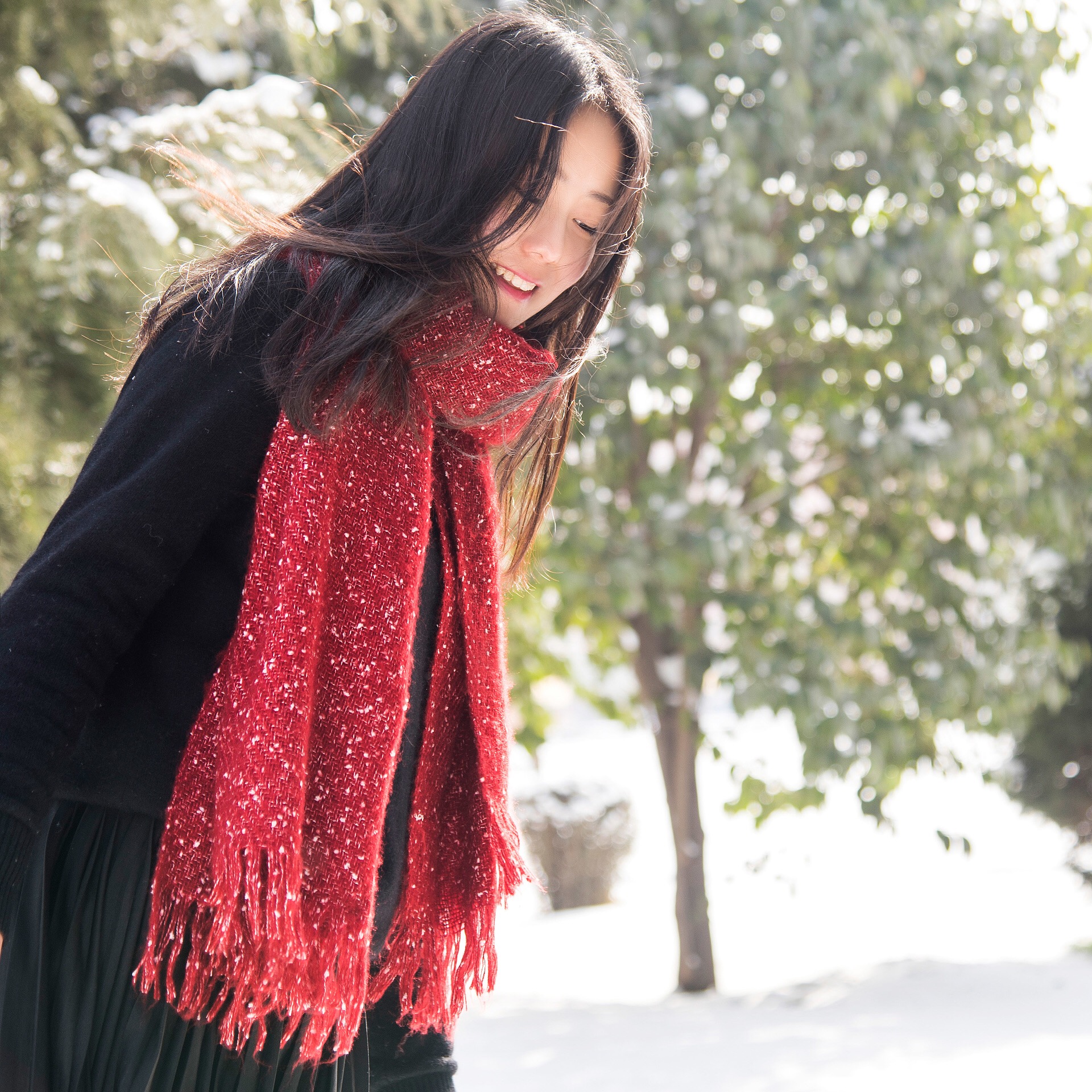 街拍哈尔滨女孩,雪地里的她犹如冬季里的一缕阳光,太美了