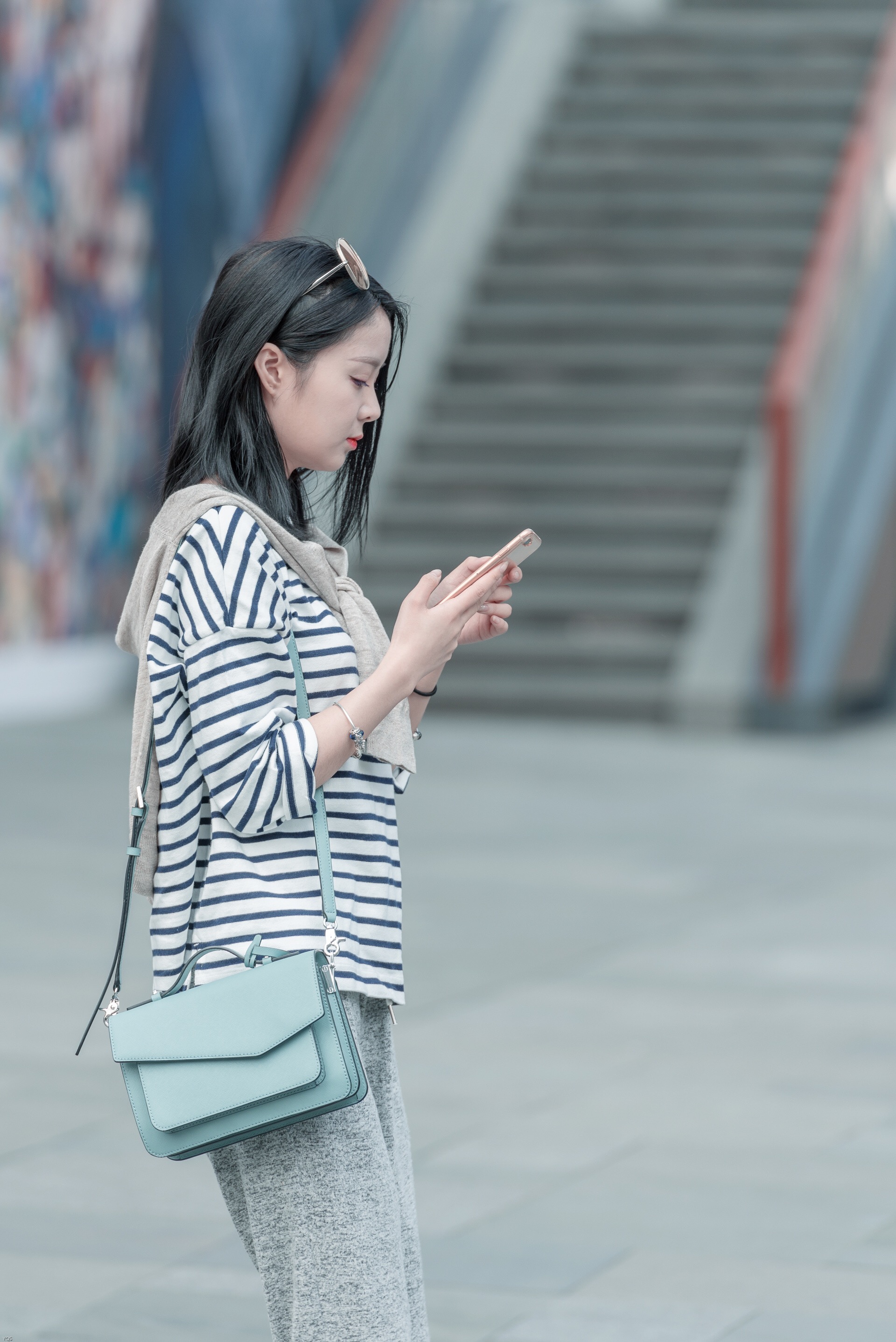 街拍6个太古里女孩,都长的很水灵,穿着时尚,喜欢第五个