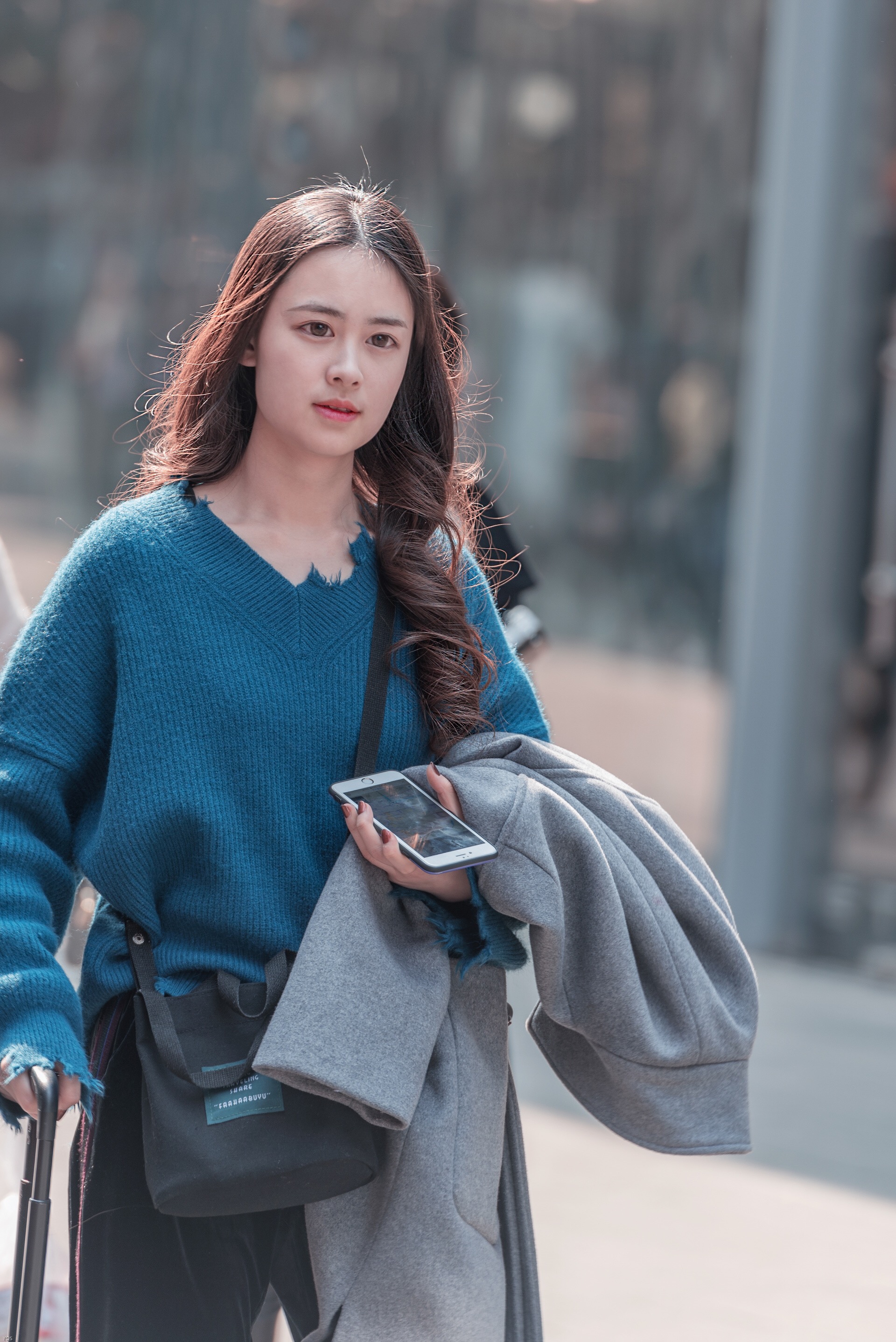 街拍6个太古里女孩,都长的很水灵,穿着时尚,喜欢第五个