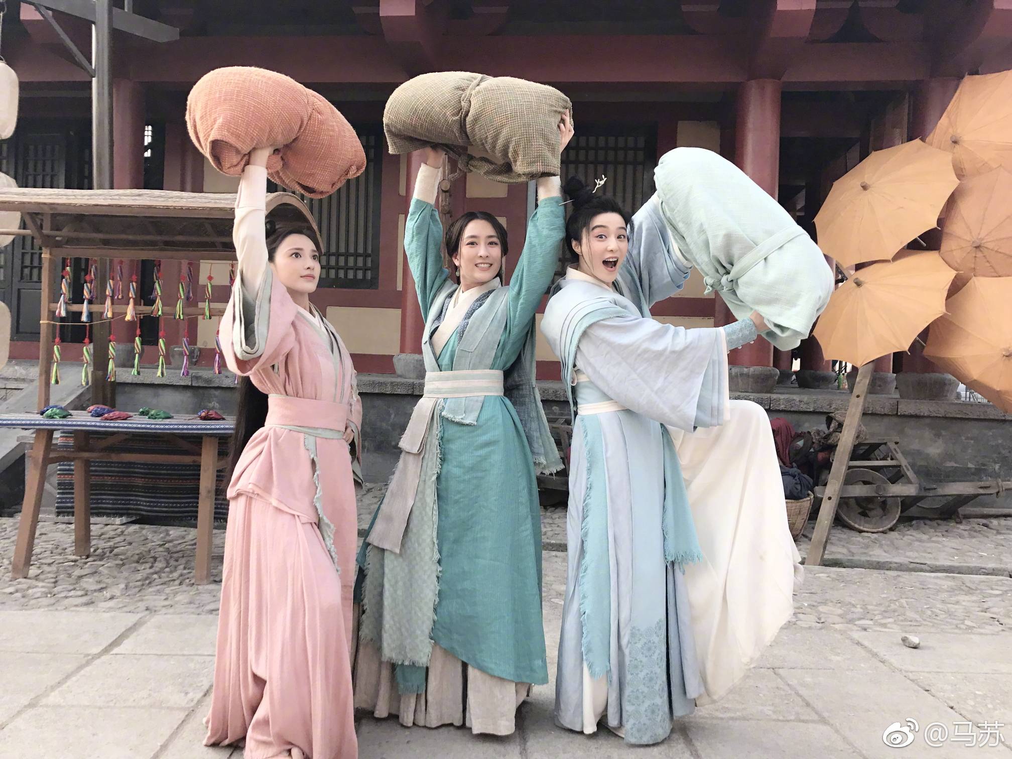 片场幕后搞笑场景,穿着古装看手机,范冰冰的"偶像包袱"亮了!