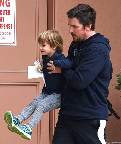 "蝙蝠侠"贝尔现身街头逗儿子,尽显绝世好爸