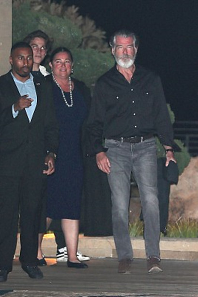 鲁斯南携200磅肥妻用餐,帅气儿子留长发艺术气息十足