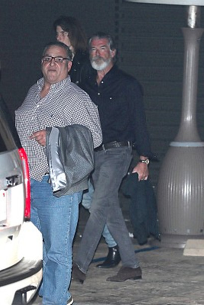 鲁斯南携200磅肥妻用餐,帅气儿子留长发艺术气息十足