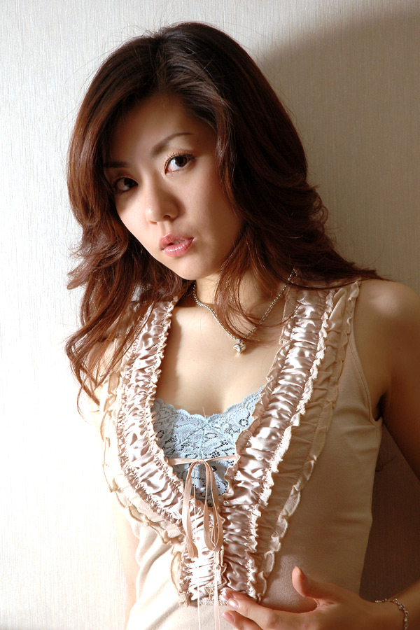 美女摄影:气质美妇之性感米色蕾丝上衣