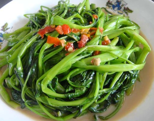 舌尖上的中国:椒丝腐乳炒通菜,又名腐乳空心菜,是广东家常菜!