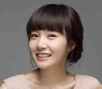 2018年,女生脸长必备发型,属半额头齐刘海最时尚!