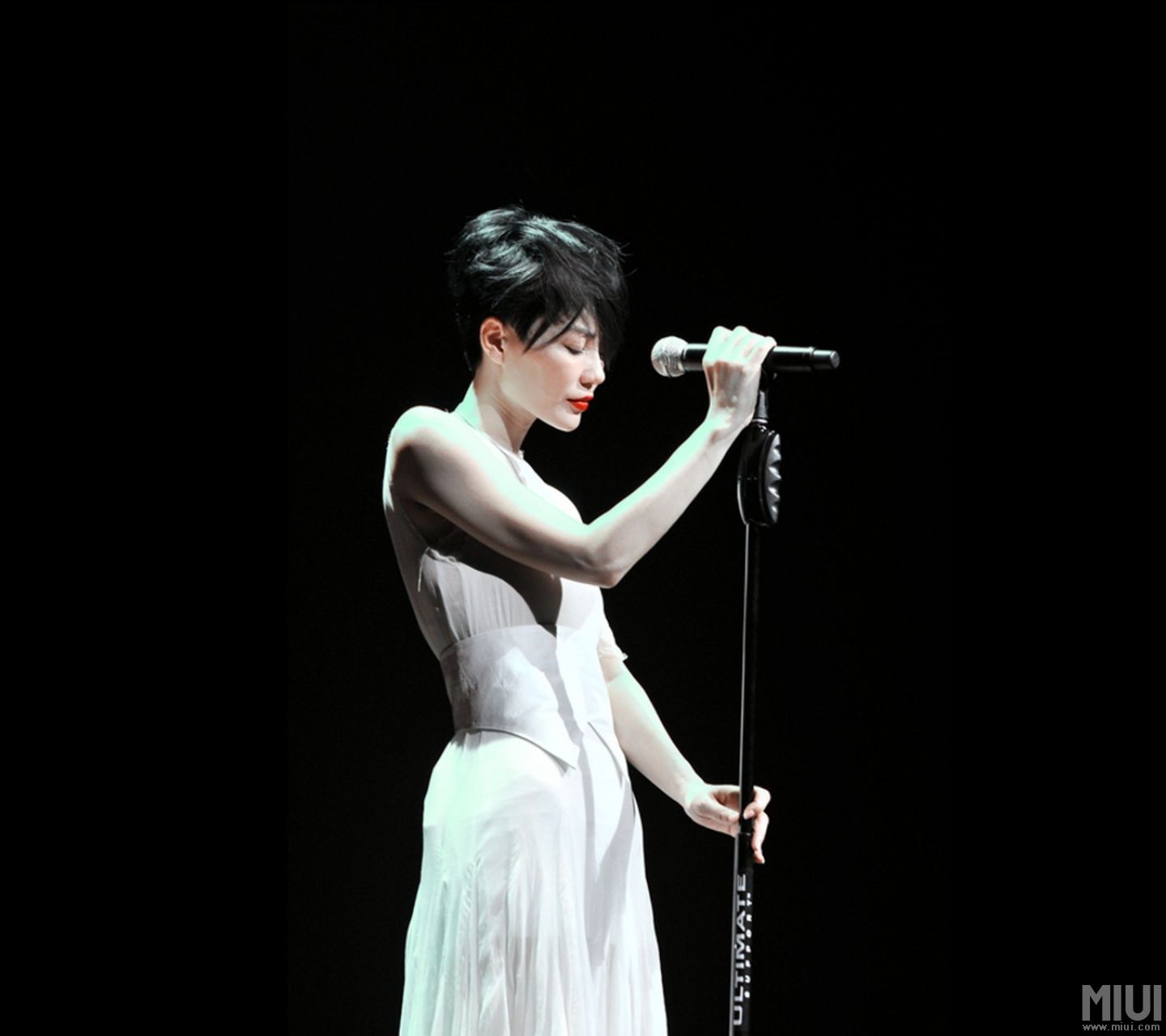 王菲当年春晚唱歌跑调,被狠批!居然自爆是这个原因!