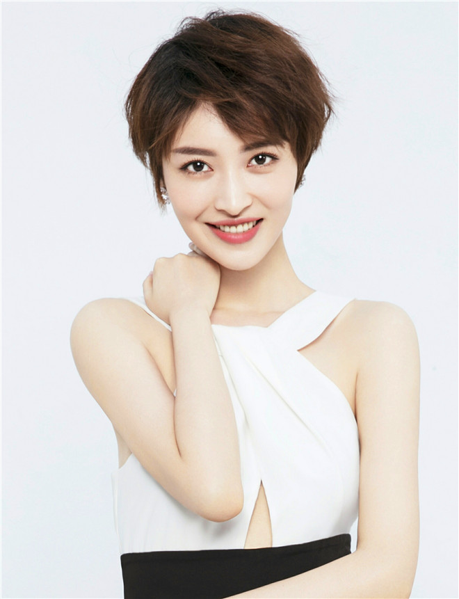 她在《危情别墅》中饰演一名歌剧演员,在现实中温婉清纯!