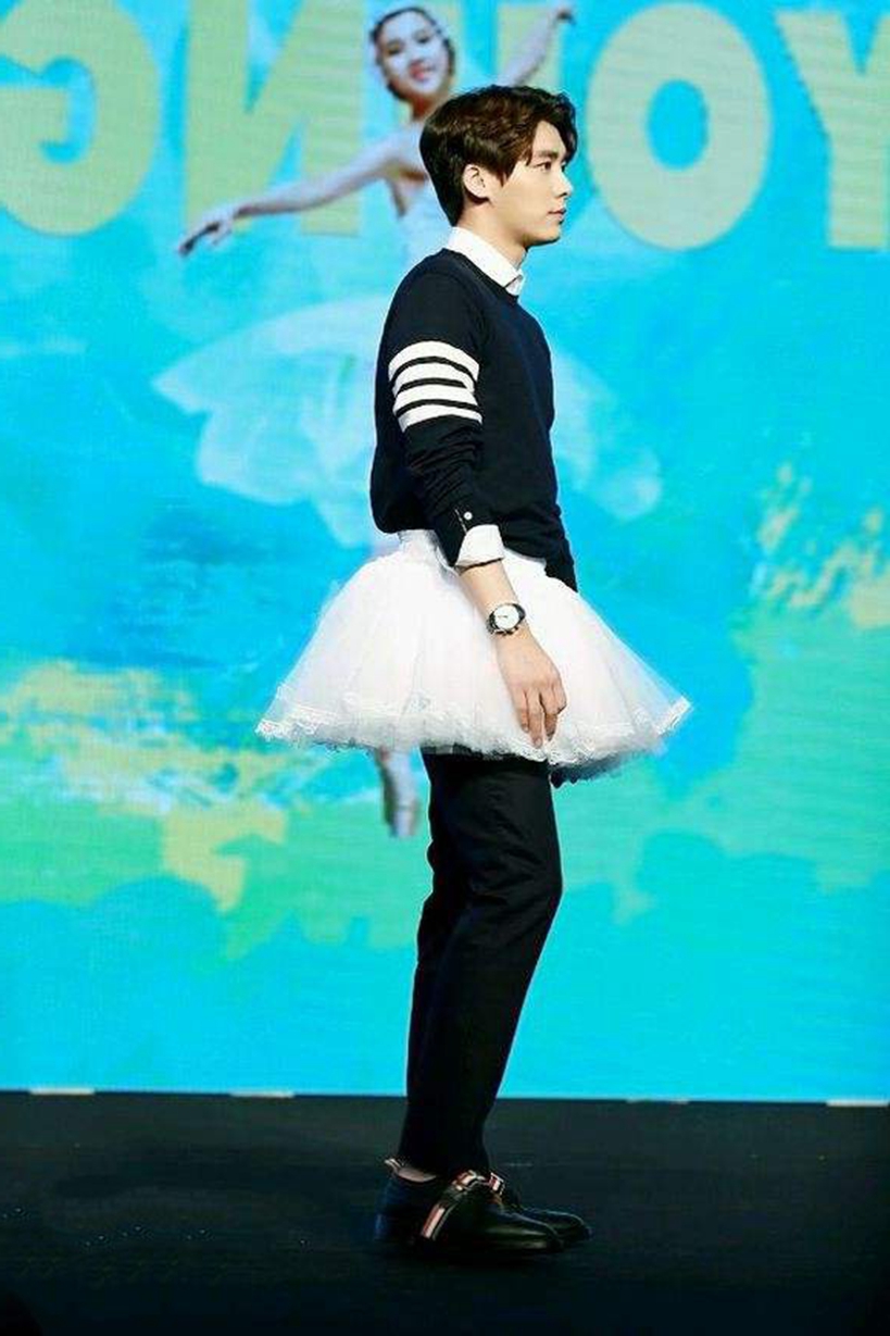 男星穿裙子,一个比一个辣眼睛,看到邓超我彻底"给跪"了!