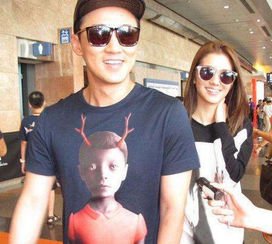 街拍情侣:夫唱妇随,共挽鹿车!