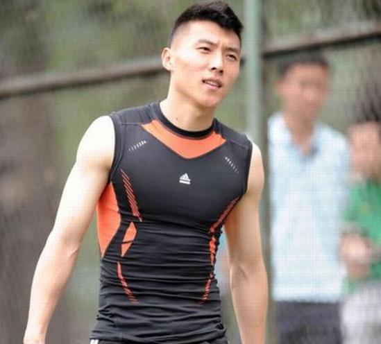 街拍肌肉男:身强力壮, 体格强健!