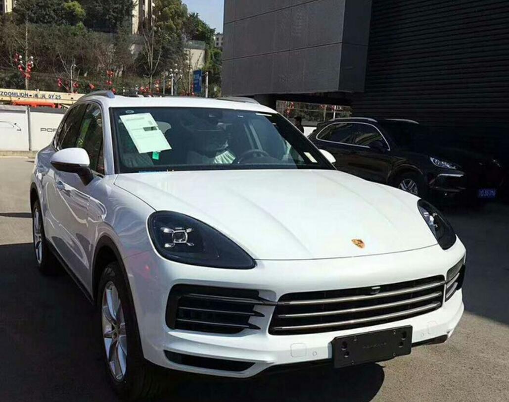 首批18新款卡宴到店,贯穿尾灯帅到掉渣,新内饰遭吐槽致敬众泰