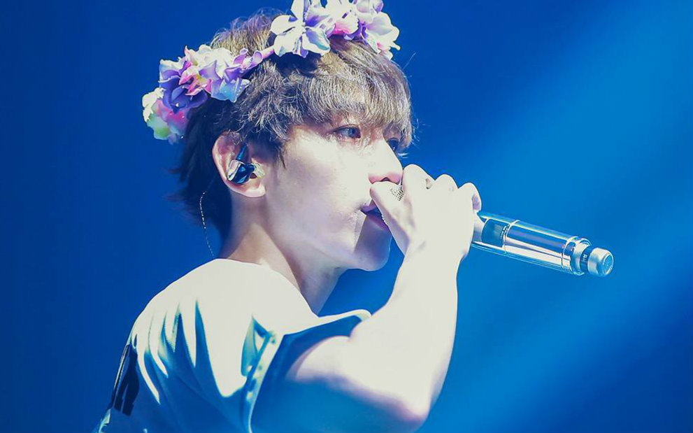 边伯贤头戴花环仙气满满,这简直就是小仙子本人