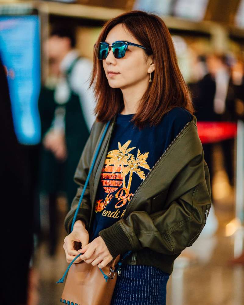 ella陈嘉桦产后复工强度大,机场照不化妆略显疲惫