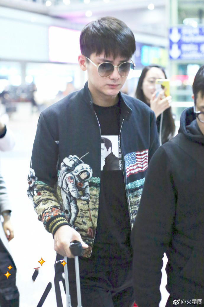 熊梓淇休闲装推着行李箱现身机场帅气十足,网友:发型显得脸胖了