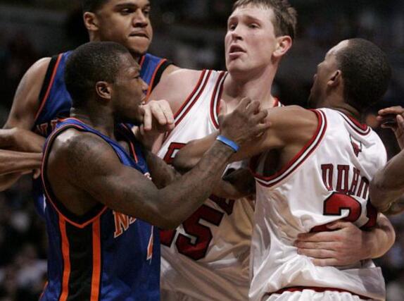 直击:nba打架冲突,科比单挑加内特和皮尔斯,真理打到观众席