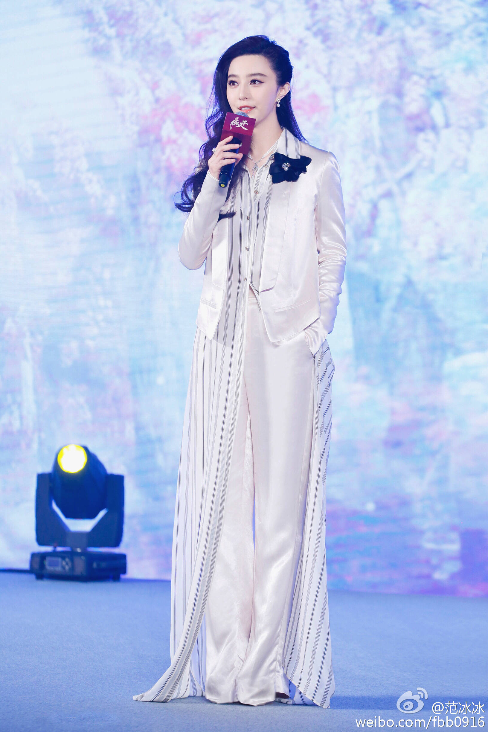 范冰冰私服穿搭,第一套似唐僧披袈裟,最后一套的鞋子太夸张!