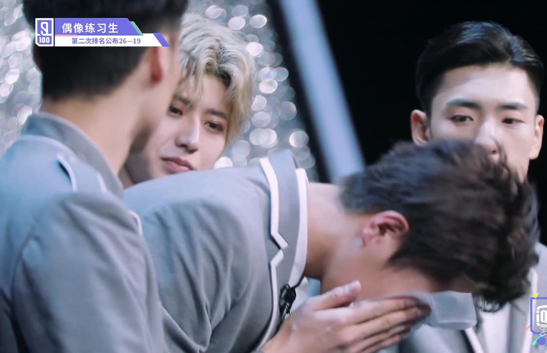 董岩磊哭成泪人,蔡徐坤贴心帮他擦眼泪,这两人同框好暖