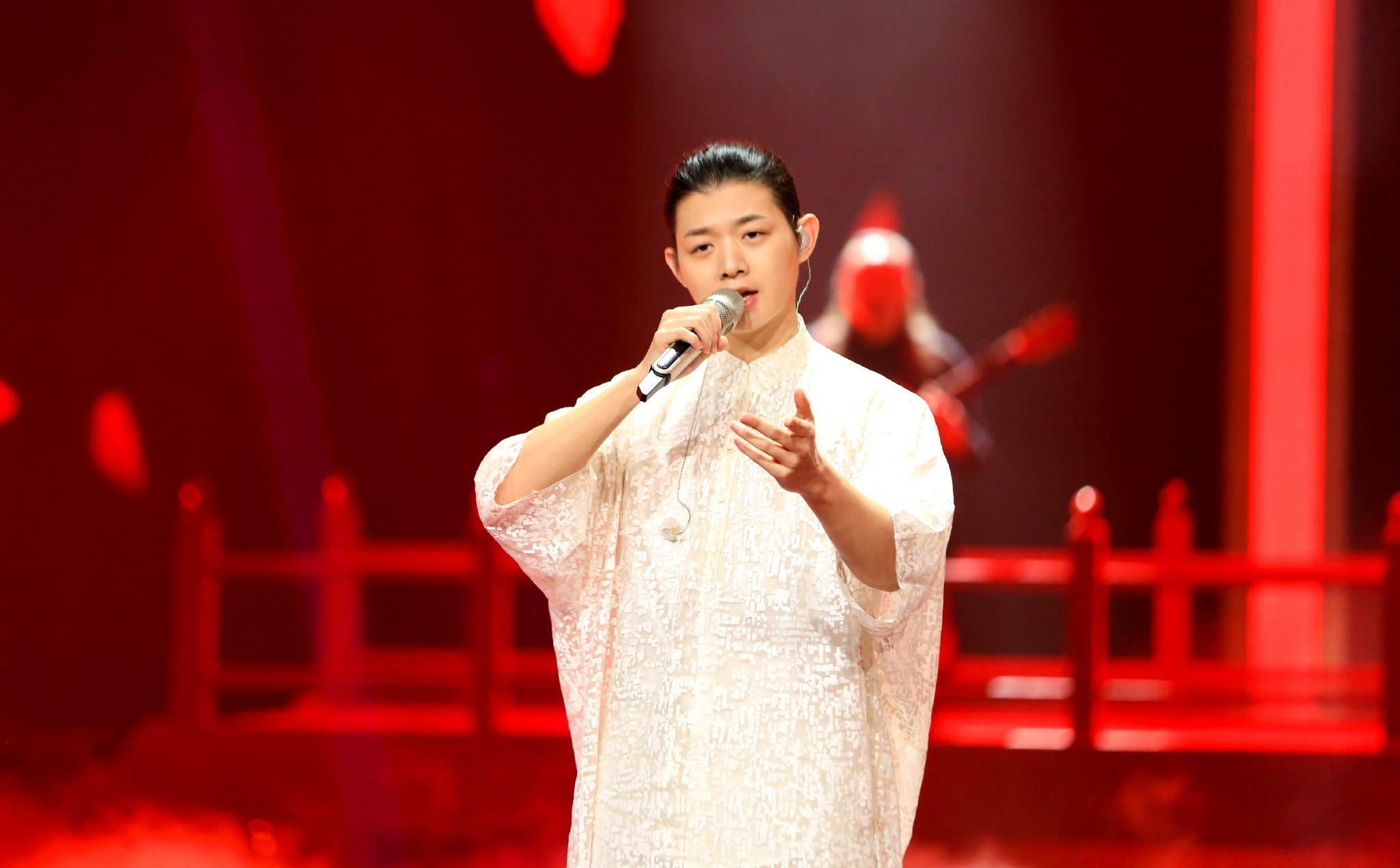 台上仙气飘飘的霍尊,生活中却好像一个女子