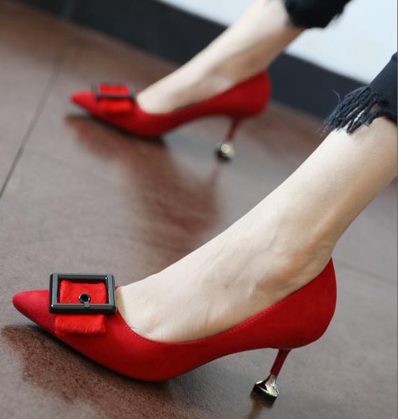 穿平底鞋的女人是入不了男人的法眼,来双细高跟鞋,演绎万种风情