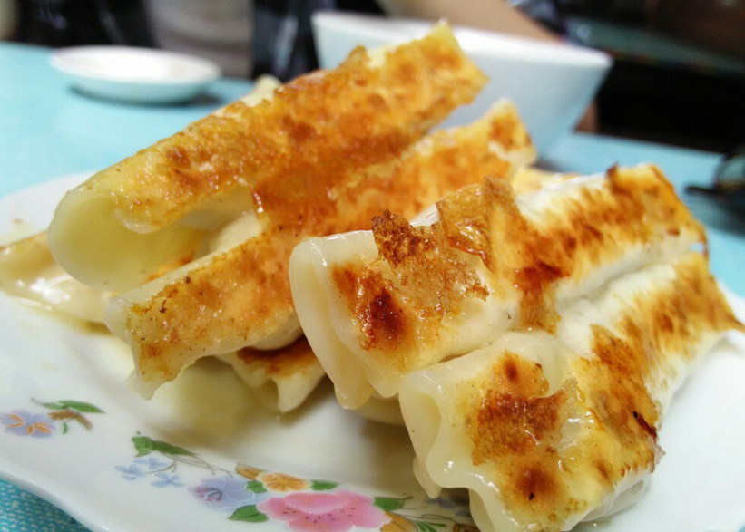 青岛锅贴是山东青岛著名的地方小吃,酥脆,面皮软韧,馅味香美
