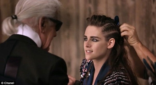 暮光之城花絮:你以为是特效的那只狼,其实是真的!