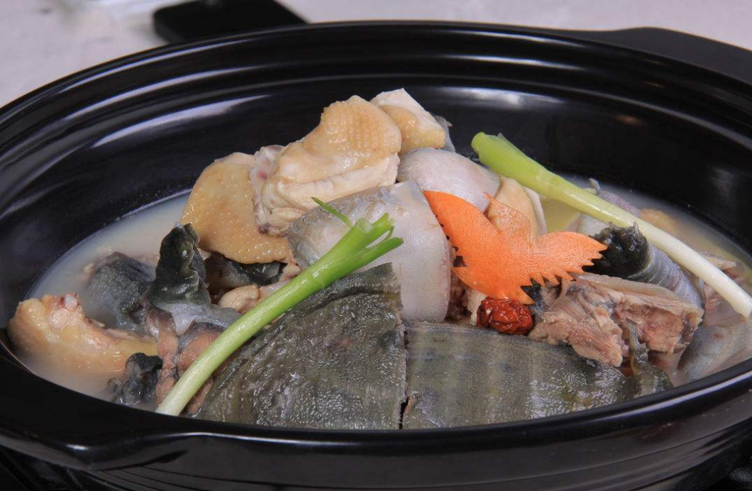 甲鱼炖鸡很养生的一道菜,可以给家人做来吃吃看
